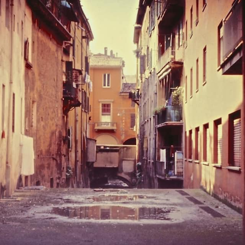 Canale di Reno, sul fondo il muro che impediva la vista da via Piella di fronte alla finestrella. Fotografia di Gilberto Orsoni.