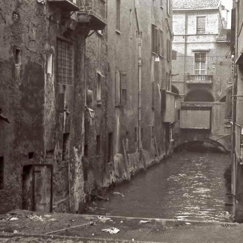 Canale di Reno, sul fondo il muro che impediva la vista da via Piella di fronte alla finestrella. Fotografia di Gilberto Orsoni.