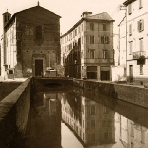 La chiesa del ponte delle Lame e il canale di Reno, a Bologna, intorno al 1950 (Collezioni della Fondazione Cassa di risparmio in Bologna)