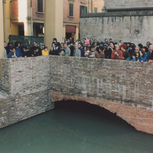 Fig. 3. Autore anonimo, Inaugurazione della riapertura del tratto di canale di Reno di fronte all’Opificio della Grada, oggi Opificio delle Acque, 9 maggio 2004.