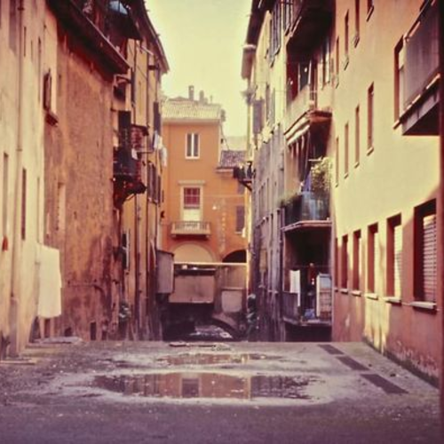 Fig. 3 Gilberto Orsoni, Il solaio che copriva un tratto di canale di Reno tra via Oberdan e via Piella, ante 1998, Collezione privata di Gilberto Orsoni