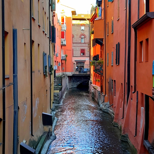 Fig. 1 Il canale di Reno, sullo sfondo si nota il ponte di via Oberdan e l’elegante palazzina che sostituisce la chiesa di Santa Maria delle Sette Allegrezze o degli Annegati, foto Archivio Canali di Bologna, 2024.