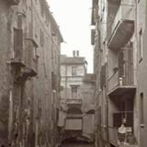 Fig. 3 Il ponte di via Piella con il locale a uso di vespasiano in aggetto sul canale, foto Gilberto Orsoni, Collezione personale di Gilberto Orsoni, ante 1998.