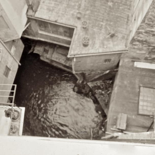 Fig. 1 Vista dall’alto con il canale di Reno che sottopassata via Oberdan e svolta verso nord in un pozzo luce interno, foto di Gilberto Orsoni, anni 1970-80