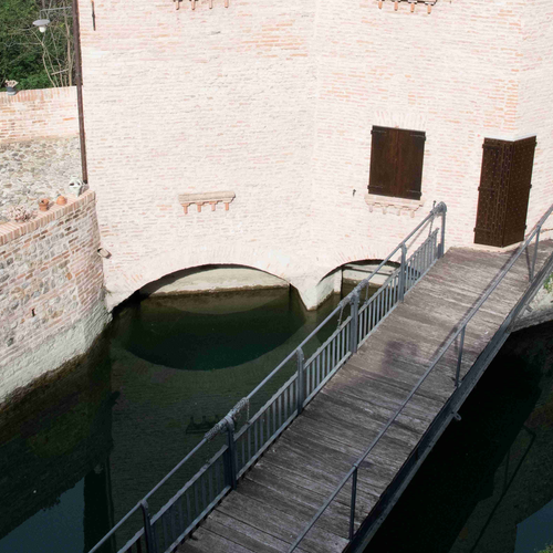 Fig. 2. I due archi visibili sotto il grazioso fabbricato, foto Carolina Monzoni, Archivio Canali di Bologna, 2019.