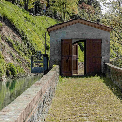 Fig. 1. La piccola costruzione che ospita l’antico strumento di regolazione del Paraporto Verocchio, foto Stefano Bertolucci, Archivio Canali di Bologna, 2023.
