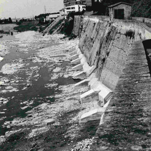 Fig. 3. Veduta del Paraporto Verocchio e del fiume Reno in secca. Ai piedi del muraglione si nota una sottomurazione in cemento, Foto Archivio Canali di Bologna, data imprecisata.