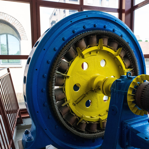 Fig. 3. L’alternatore della ditta Tecnomasio Italiano esposta nell’area museale a fini didattici, Archivio Canali di Bologna, data imprecisata.