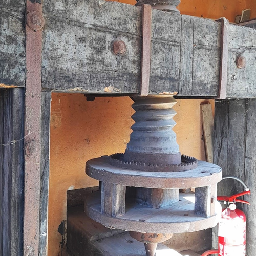 Fig. 4. L’antico meccanismo di regolazione della paratoia del Paraporto San Luca, Foto Archivio Canali di Bologna, 2024