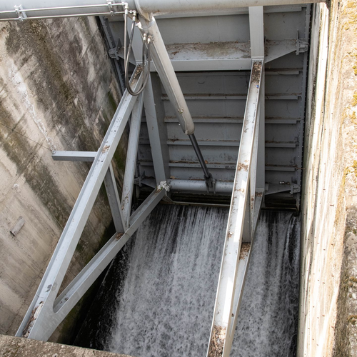 Fig. 4. Nella foto si nota a sinistra la paratoia dello Scaricatore Canonica e a destra l’arco in mattoni sotto il quale passa il Canale di Reno per dirigersi verso Bologna, foto Archivio Canali di Bologna, 2024.