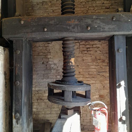 Fig. 4. L’antico meccanismo di regolazione della paratoia del Paraporto Verocchio, Foto Archivio Canali di Bologna, 2024.