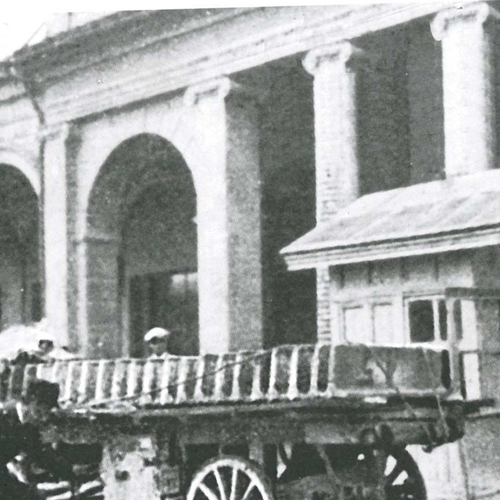 Fig. 1 Casello del dazio in legno al Ponte della Certosa negli anni della prima Guerra Mondiale. Da notare i dazieri che controllavano l'eventuale presenza di merci nascosti