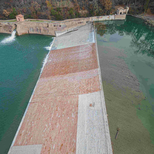 Fig. 1. La Chiusa di Casalecchio dall’alto: a monte dello sbarramento è visibile il punto di presa chiamato Boccaccio, foto Stefano Bertolucci, Archivio Canali di Bologna, 2023.