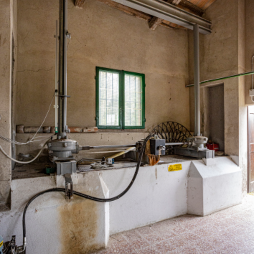 Fig. 1. Meccanismi di regolazione della paratoia del Boccaccio ospitati all’interno dell’omonima costruzione, foto Stefano Bertolucci, Archivio di Canali di Bologna, 2023.