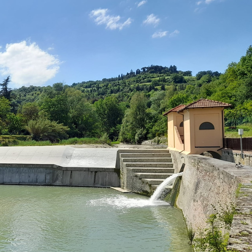 Fig. 1. La Chiusa di San Ruffillo, l’Incile e primo paraporto visti dal ponte pedonale di via Toscana, foto Archivio Canali di Bologna, 2024.