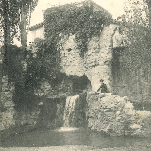 Fig. 1. La cascatella un tempo collocata sul confine orientale dei Giardini Margherita all’incrocio tra Canale di Savena e Fossa Cavallina, cartolina viaggiata, Edizioni Mengoli, Archivio Canali di Bologna, data imprecisata.