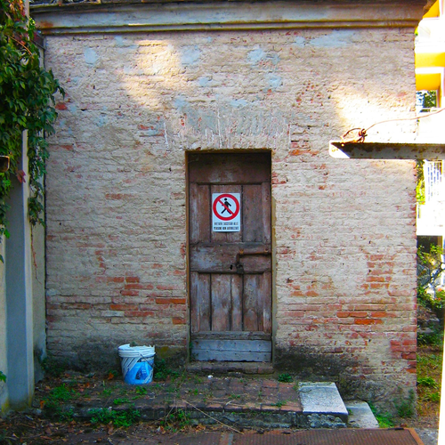 Fig. 1. La piccola costruzione in mattoni che ospita i meccanismi di regolazione del Paraporto Santa Barbara, Archivio Canali di Bologna, data imprecisata.