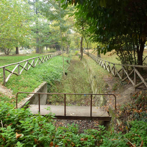 Fig. 2. Il Tratto terminale del Canale di Savena presso i Giardini Margherita prima dell’intervento di sistemazione, foto A. Benassi, Archivio Canali di Bologna, ante 2019.