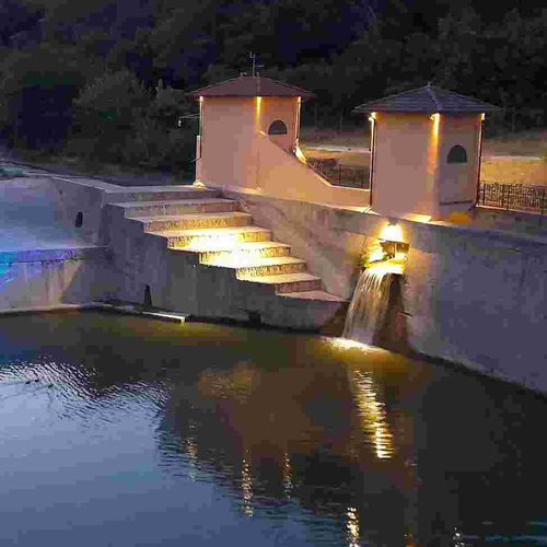 Fig. 2. Le due piccole costruzioni che ospitano rispettivamente i meccanismi di regolazione della paratoia principale e del primo paraporto, foto Archivio Canali di Bologna, data imprecisata.