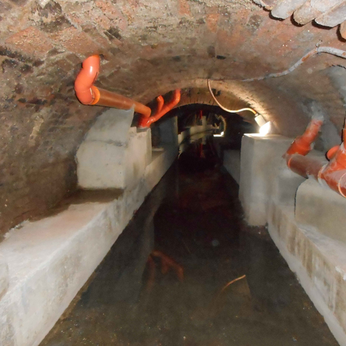 Fig. 3. Le opere finali per l’allacciamento degli scarichi dell’isolato compreso tra via Cartolerie e via Castellata, Foto Andrea Benassi, Archivio Canali di Bologna, ante 2018.