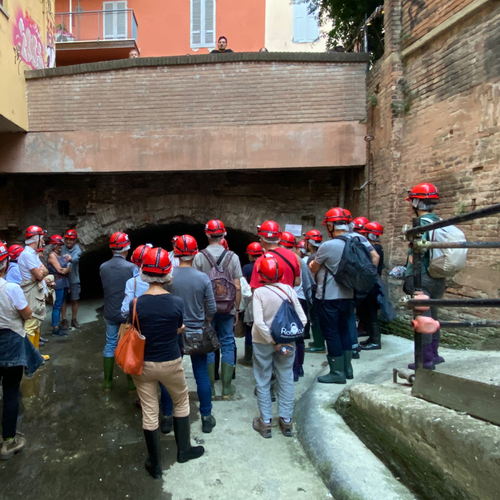 Fig. 3. Partecipanti ad una delle visite guidate nel canale di Reno sotterraneo organizzata da Canali di Bologna, Archivio Canali di Bologna, 2023.
