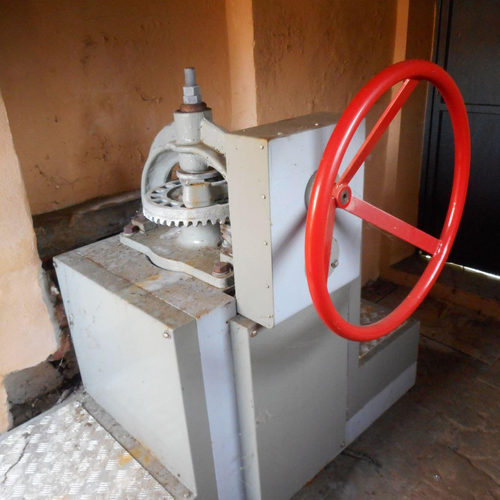 Fig. 3. Strumento di regolazione della paratoia del Paraporto Frino in via Cavallina, Archivio Canali di Bologna, data imprecisata.