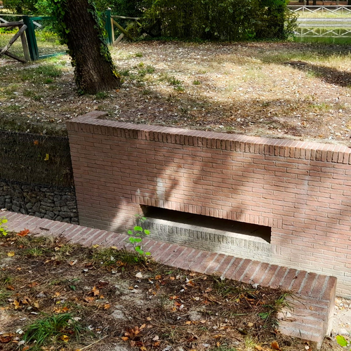 Fig. 3. Il manufatto cementizio che funga da “troppo pieno” per le acque del laghetto, foto Archivio Canali di Bologna, post 2023.