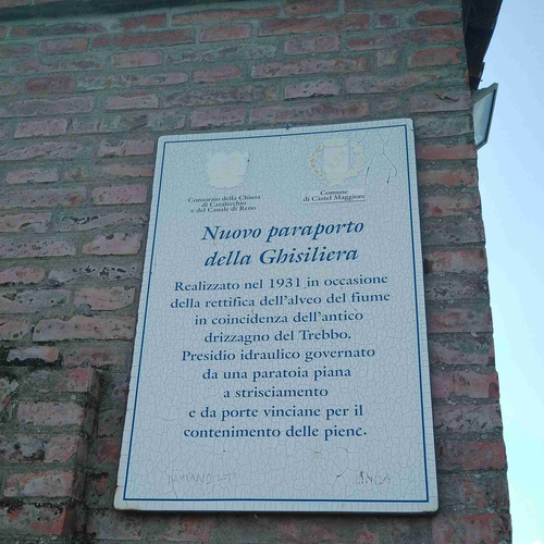 Fig. 4. Cartiglio del nuovo paraporto della Ghisiliera, foto Archivio Canali di Bologna, 2020.