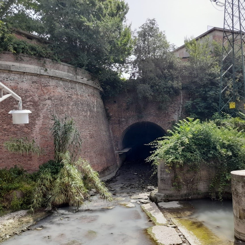 Fig. 1. L’arco in mattoni del condotto Moline-Aposa che giunge da est dopo aver sottopassato viale Pietramellara, foto Archivio Canali di Bologna, 2023