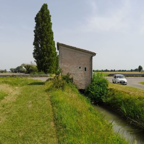 Fig. 1. La costruzione in mattoni del Paraporto Canalazzo situata all’intersezione tra quest’ultimo e la Canaletta Ghisiliera presso via Maria Teresa di Calcutta a Trebbo di Reno, Castel Maggiore, Foto Archivio Canali di Bologna, 2023. 