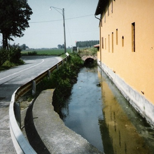 Fig. 1. Il fabbricato conosciuto localmente come “la bella Venezia” che si affaccia sulla Canaletta Ghisiliera, foto di Daniele Dondi, fine anni ’80.