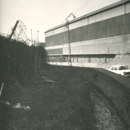 Fig. 2. La Canaletta delle Lame a monte del sottopasso di via Zanardi, a fianco si nota il capannone, poi concessionario OPEL, che storicamente stava sul lato opposto della via, oggi sostituito da un supermercato, foto Archivio Canali di Bologna, post Seconda Guerra Mondiale. 