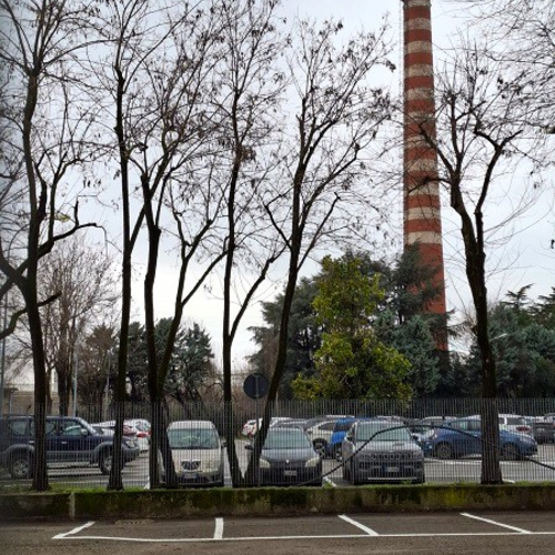 Fig. 3. La ciminiera dell’ex zuccherificio ancora visibile nell’area occupata attualmente dall’Ufficio Centrale delle Poste, Archivio Canali di Bologna, 2025.