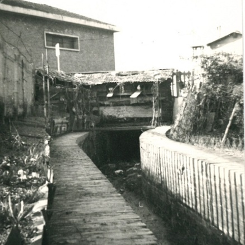 Fig. 3. La Canaletta delle Lame a monte del sottopasso di via Zanardi. Nella foto si nota un fabbricato ferroviario in seguito demolito, foto Archivio Canali di Bologna, post Seconda Guerra Mondiale. 